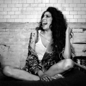 Amy Winehouse Instagram - Throughout Amy's musical career, her fashion sense depended on what was influencing her at that very moment. In the 'Frank' era, she wore a lot of vintage clothing often accompanied with hair scarves and high heels. For 'Back To Black', she drew inspiration from 1960's girl-groups like The Shangri-Las and The Ronettes. Her thick winged eyeliner, pin-up tattoos, ballet pumps and backcombed beehive-hairdo stapled Amy as a fashion icon that made her silhouette distinguishable around the world. 🖤