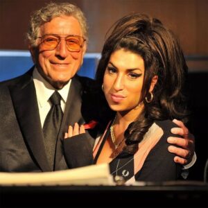 Amy Winehouse Instagram - Throughout Amy's musical career, her fashion sense depended on what was influencing her at that very moment. In the 'Frank' era, she wore a lot of vintage clothing often accompanied with hair scarves and high heels. For 'Back To Black', she drew inspiration from 1960's girl-groups like The Shangri-Las and The Ronettes. Her thick winged eyeliner, pin-up tattoos, ballet pumps and backcombed beehive-hairdo stapled Amy as a fashion icon that made her silhouette distinguishable around the world. 🖤