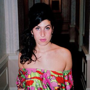 Amy Winehouse Instagram - Throughout Amy's musical career, her fashion sense depended on what was influencing her at that very moment. In the 'Frank' era, she wore a lot of vintage clothing often accompanied with hair scarves and high heels. For 'Back To Black', she drew inspiration from 1960's girl-groups like The Shangri-Las and The Ronettes. Her thick winged eyeliner, pin-up tattoos, ballet pumps and backcombed beehive-hairdo stapled Amy as a fashion icon that made her silhouette distinguishable around the world. 🖤