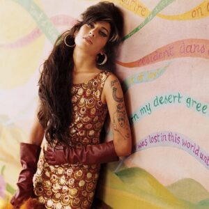 Amy Winehouse Instagram - Throughout Amy's musical career, her fashion sense depended on what was influencing her at that very moment. In the 'Frank' era, she wore a lot of vintage clothing often accompanied with hair scarves and high heels. For 'Back To Black', she drew inspiration from 1960's girl-groups like The Shangri-Las and The Ronettes. Her thick winged eyeliner, pin-up tattoos, ballet pumps and backcombed beehive-hairdo stapled Amy as a fashion icon that made her silhouette distinguishable around the world. 🖤