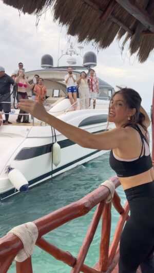 Ana Bárbara Instagram - ICONICO habernos encontrado así, vean como pasamos por Madre @anabarbaramusic 🤩 en el yate de la @priscyescoto ¡una fantasía! Te amo belleza 🤩