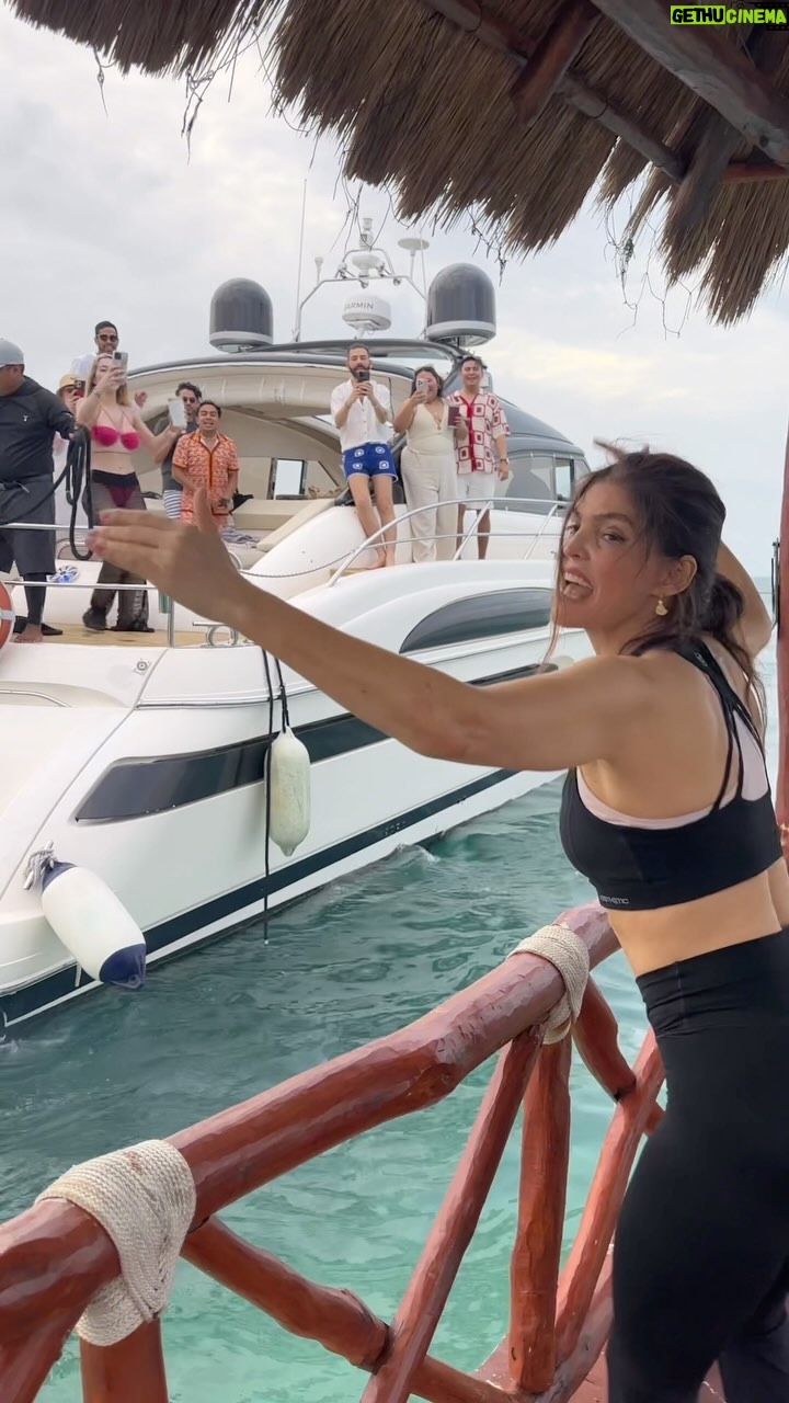 Ana Bárbara - 85.4K Likes - ICONICO habernos encontrado así, vean como pasamos por Madre @anabarbaramusic 🤩 en el yate de la @priscyescoto ¡una fantasía! Te amo belleza 🤩