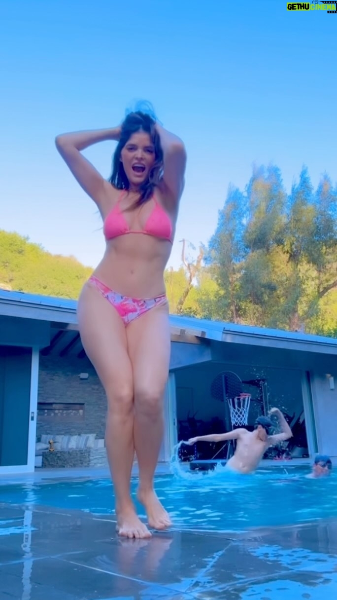 Ana Bárbara - 71.4K Likes - No puedo que yo en la máxima intensidad con esta rola que AMO #olvidala al lado de mi querido @jorgitoceledon y mi @aj_munoz8176 y mi @jeronimo_barba jungando luchitas 🤣🤣🤣🤣🤣 esta es la verdadera #Vidabarbara