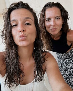 Ana Fernández Instagram - Vuelta a la nostalgia. 

Lo que pasa cuando te llevas 6 y 10 años de diferencia con tus hermanos pequeños , es que hace 20 cuando veníamos a nuestras míticas vacaciones familiares a los Álamos, Carlos empezaba a preguntar desde despeñaperros que día íbamos a coger el patinete/pedaleta con tobogán para ir a África ( por las provisiones imagino) además de todo tipo de campeonatos de cualquier cosa que se pudiera hacer en la playa, María reiteraba sin cesar si “ faltaba mucho para llegar” nada más salir de Madrid , su pulsera de la Carihuela la estaba esperando y hacerse el tatuaje de henna ( que duraba un día ) en la calle San Miguel. Y yo quería ponerme morena para ir a la feria de Málaga , probar el Cartojal ( beberlo con moderación) y a ver si surgía algún amor de verano de esos que decían en la SuperPop. 

Intereses diferentes, edades diferentes, hormonas diferentes….pero había tres cosas sagradas: 
las palas de la playa , el chinchón y el maldito minigolf . 

Bien pues después de 10 años sin haber ido los tres juntos de nuevo, este verano lo hemos conseguido, nos lo hemos reservado, sin nadie más. Solo nosotros, porque solo nosotros entendemos lo que significa en nuestra historia , la de los Fernández García. 

Volveremos. 

Os quiero Mery y Charlie