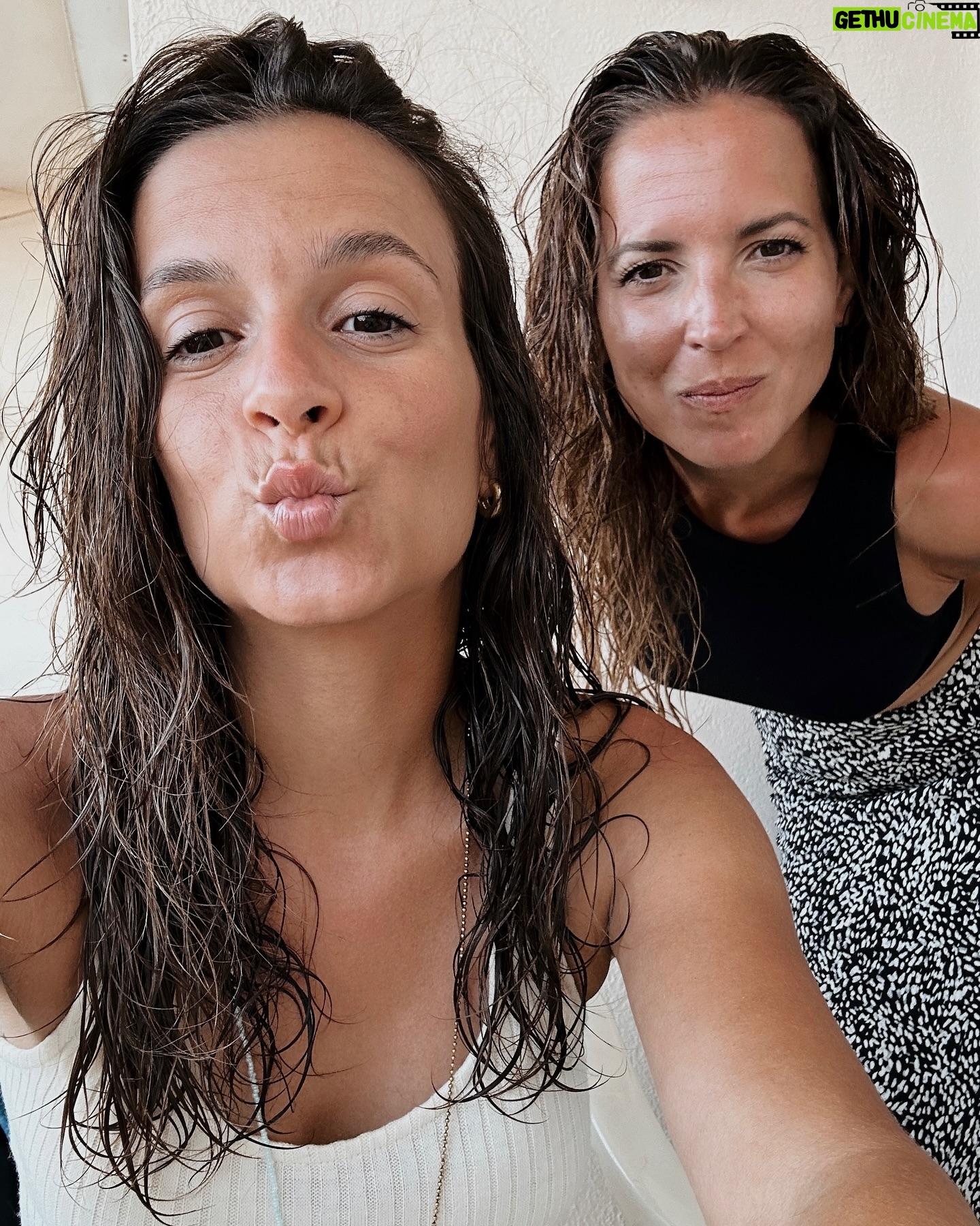 Ana Fernández - 20K Likes - Vuelta a la nostalgia.
Lo que pasa cuando te llevas 6 y 10 años de diferencia con tus hermanos pequeños , es que hace 20 cuando veníamos a nuestras míticas vacaciones familiares a los Álamos, Carlos empezaba a preguntar desde despeñaperros que día íbamos a coger el patinete/pedaleta con tobogán para ir a África ( por las provisiones imagino) además de todo tipo de campeonatos de cualquier cosa que se pudiera hacer en la playa, María reiteraba sin cesar si “ faltaba mucho para llegar” nada más salir de Madrid , su pulsera de la Carihuela la estaba esperando y hacerse el tatuaje de henna ( que duraba un día ) en la calle San Miguel. Y yo quería ponerme morena para ir a la feria de Málaga , probar el Cartojal ( beberlo con moderación) y a ver si surgía algún amor de verano de esos que decían en la SuperPop.
Intereses diferentes, edades diferentes, hormonas diferentes….pero había tres cosas sagradas:
las palas de la playa , el chinchón y el maldito minigolf .
Bien pues después de 10 años sin haber ido los tres juntos de nuevo, este verano lo hemos conseguido, nos lo hemos reservado, sin nadie más. Solo nosotros, porque solo nosotros entendemos lo que significa en nuestra historia , la de los Fernández García.
Volveremos.
Os quiero Mery y Charlie