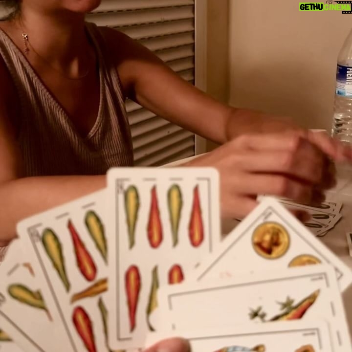 Ana Fernández - 20K Likes - Vuelta a la nostalgia.
Lo que pasa cuando te llevas 6 y 10 años de diferencia con tus hermanos pequeños , es que hace 20 cuando veníamos a nuestras míticas vacaciones familiares a los Álamos, Carlos empezaba a preguntar desde despeñaperros que día íbamos a coger el patinete/pedaleta con tobogán para ir a África ( por las provisiones imagino) además de todo tipo de campeonatos de cualquier cosa que se pudiera hacer en la playa, María reiteraba sin cesar si “ faltaba mucho para llegar” nada más salir de Madrid , su pulsera de la Carihuela la estaba esperando y hacerse el tatuaje de henna ( que duraba un día ) en la calle San Miguel. Y yo quería ponerme morena para ir a la feria de Málaga , probar el Cartojal ( beberlo con moderación) y a ver si surgía algún amor de verano de esos que decían en la SuperPop.
Intereses diferentes, edades diferentes, hormonas diferentes….pero había tres cosas sagradas:
las palas de la playa , el chinchón y el maldito minigolf .
Bien pues después de 10 años sin haber ido los tres juntos de nuevo, este verano lo hemos conseguido, nos lo hemos reservado, sin nadie más. Solo nosotros, porque solo nosotros entendemos lo que significa en nuestra historia , la de los Fernández García.
Volveremos.
Os quiero Mery y Charlie