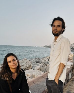 Ana Fernández Instagram - Vuelta a la nostalgia. 

Lo que pasa cuando te llevas 6 y 10 años de diferencia con tus hermanos pequeños , es que hace 20 cuando veníamos a nuestras míticas vacaciones familiares a los Álamos, Carlos empezaba a preguntar desde despeñaperros que día íbamos a coger el patinete/pedaleta con tobogán para ir a África ( por las provisiones imagino) además de todo tipo de campeonatos de cualquier cosa que se pudiera hacer en la playa, María reiteraba sin cesar si “ faltaba mucho para llegar” nada más salir de Madrid , su pulsera de la Carihuela la estaba esperando y hacerse el tatuaje de henna ( que duraba un día ) en la calle San Miguel. Y yo quería ponerme morena para ir a la feria de Málaga , probar el Cartojal ( beberlo con moderación) y a ver si surgía algún amor de verano de esos que decían en la SuperPop. 

Intereses diferentes, edades diferentes, hormonas diferentes….pero había tres cosas sagradas: 
las palas de la playa , el chinchón y el maldito minigolf . 

Bien pues después de 10 años sin haber ido los tres juntos de nuevo, este verano lo hemos conseguido, nos lo hemos reservado, sin nadie más. Solo nosotros, porque solo nosotros entendemos lo que significa en nuestra historia , la de los Fernández García. 

Volveremos. 

Os quiero Mery y Charlie