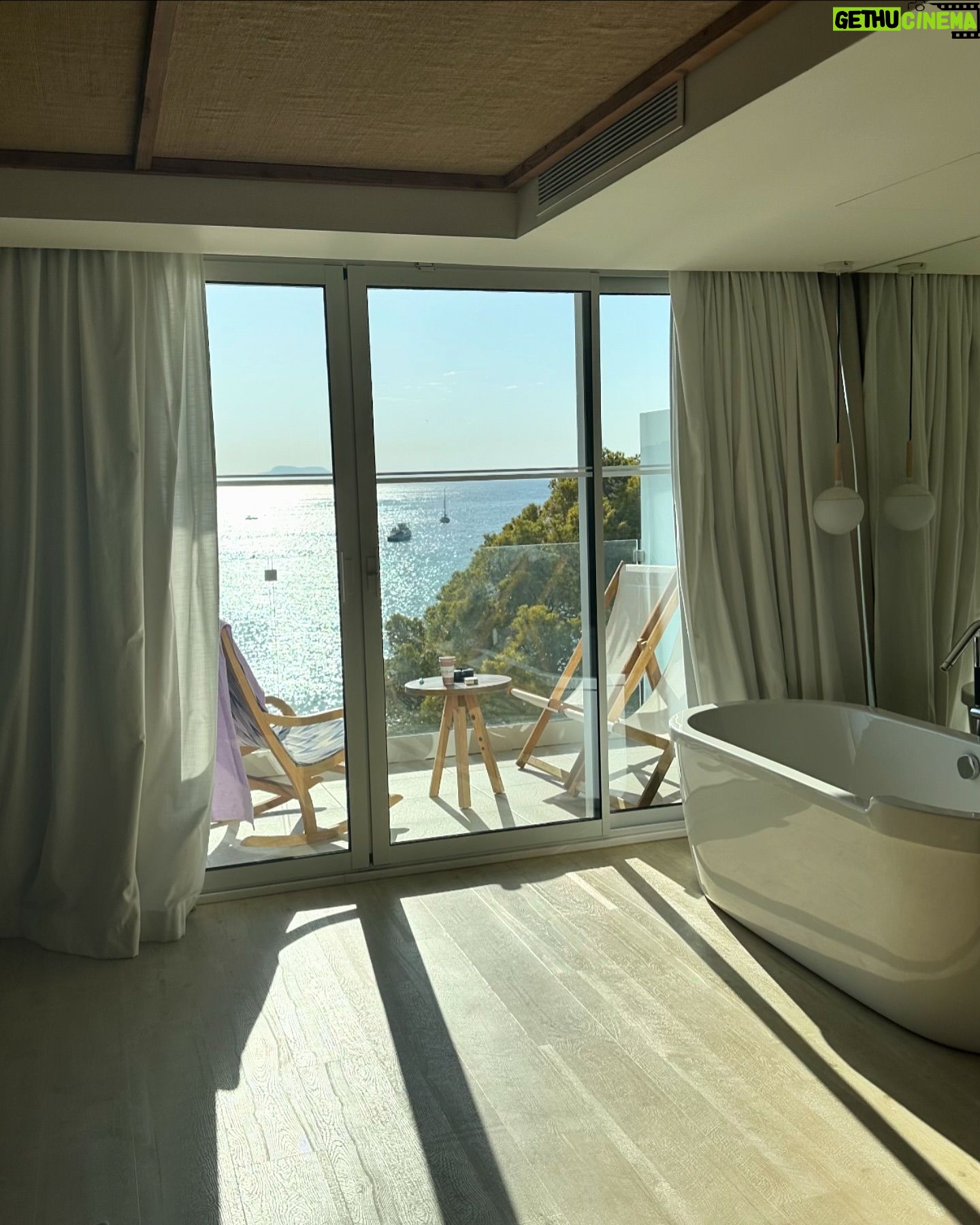 Ana Fernández - 15.6K Likes - Escapada al segundo hogar 🚤🐠
Viaje con mi 🐿️@nadiadesantiago90 , nombrada ya madrina oficial de @bonawa_es .
Siempre con @zelhotels 🩵
Días que nos debíamos y merecíamos.