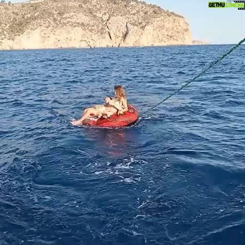 Ana Fernández - 15.6K Likes - Escapada al segundo hogar 🚤🐠
Viaje con mi 🐿️@nadiadesantiago90 , nombrada ya madrina oficial de @bonawa_es .
Siempre con @zelhotels 🩵
Días que nos debíamos y merecíamos.