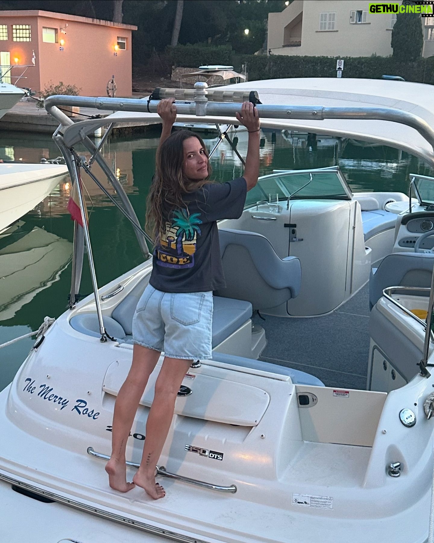 Ana Fernández - 15.6K Likes - Escapada al segundo hogar 🚤🐠
Viaje con mi 🐿️@nadiadesantiago90 , nombrada ya madrina oficial de @bonawa_es .
Siempre con @zelhotels 🩵
Días que nos debíamos y merecíamos.