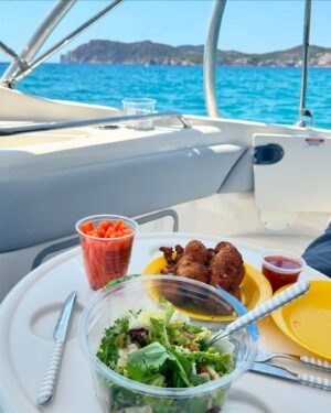 Ana Fernández Instagram - Escapada al segundo hogar 🚤🐠

Viaje con mi 🐿️@nadiadesantiago90 , nombrada ya madrina oficial de @bonawa_es . 

Siempre con @zelhotels 🩵

Días que nos debíamos y merecíamos.