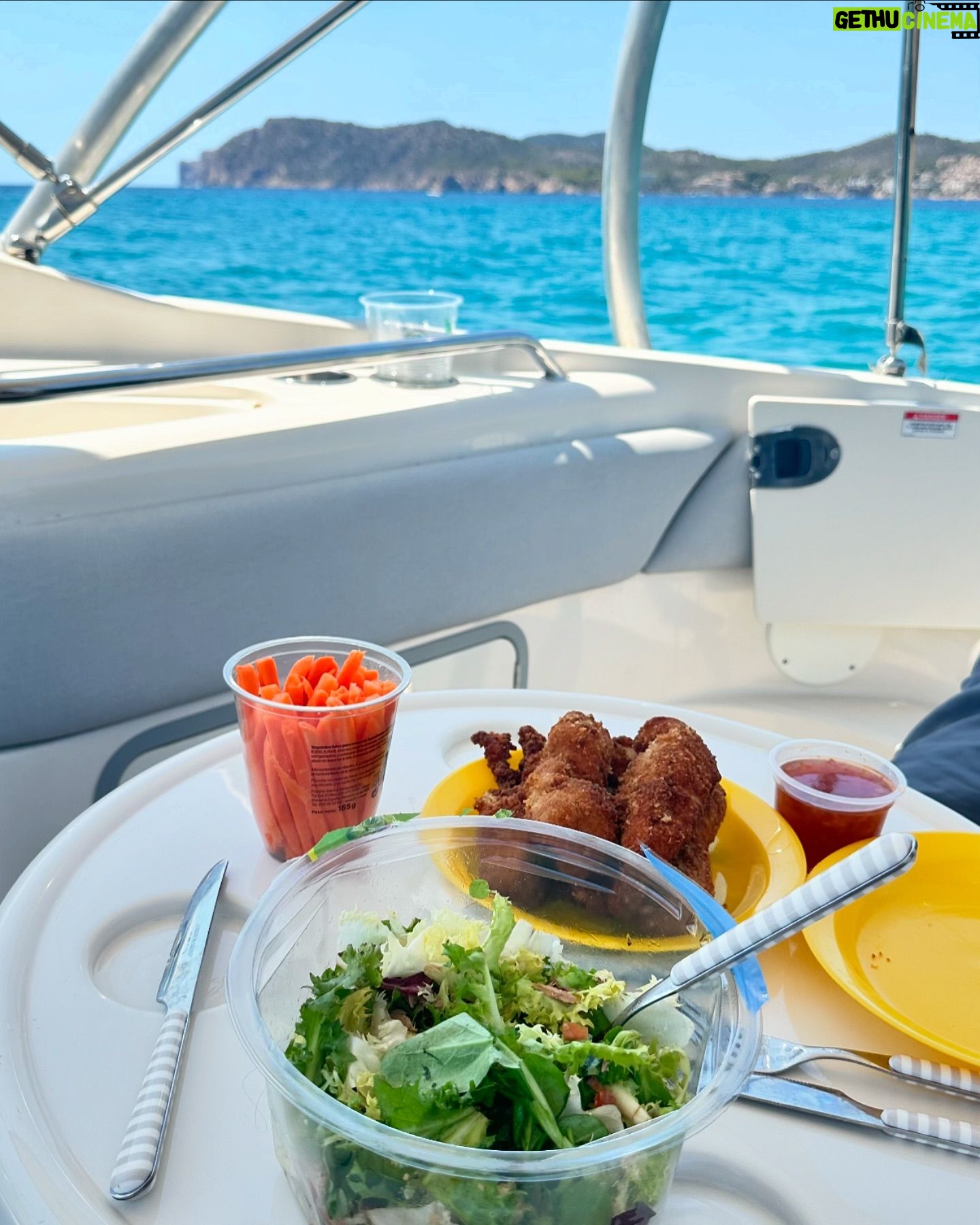 Ana Fernández - 15.6K Likes - Escapada al segundo hogar 🚤🐠
Viaje con mi 🐿️@nadiadesantiago90 , nombrada ya madrina oficial de @bonawa_es .
Siempre con @zelhotels 🩵
Días que nos debíamos y merecíamos.