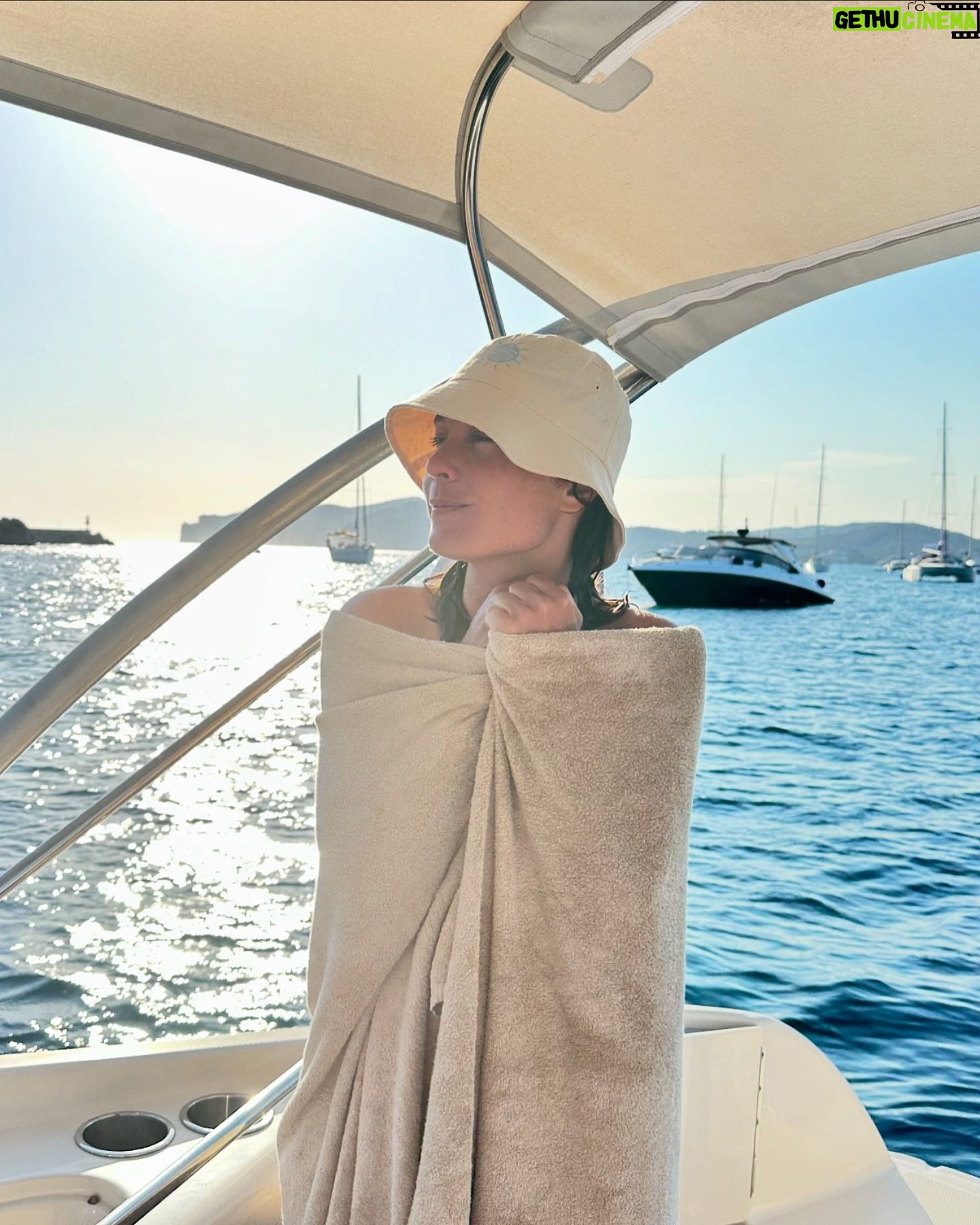 Ana Fernández - 15.6K Likes - Escapada al segundo hogar 🚤🐠
Viaje con mi 🐿️@nadiadesantiago90 , nombrada ya madrina oficial de @bonawa_es .
Siempre con @zelhotels 🩵
Días que nos debíamos y merecíamos.