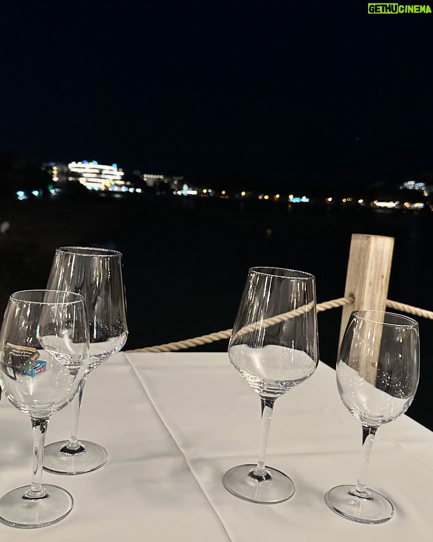 Ana Fernández - 15.6K Likes - Escapada al segundo hogar 🚤🐠
Viaje con mi 🐿️@nadiadesantiago90 , nombrada ya madrina oficial de @bonawa_es .
Siempre con @zelhotels 🩵
Días que nos debíamos y merecíamos.