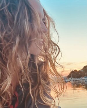 Ana Fernández Instagram - Escapada al segundo hogar 🚤🐠

Viaje con mi 🐿️@nadiadesantiago90 , nombrada ya madrina oficial de @bonawa_es . 

Siempre con @zelhotels 🩵

Días que nos debíamos y merecíamos.
