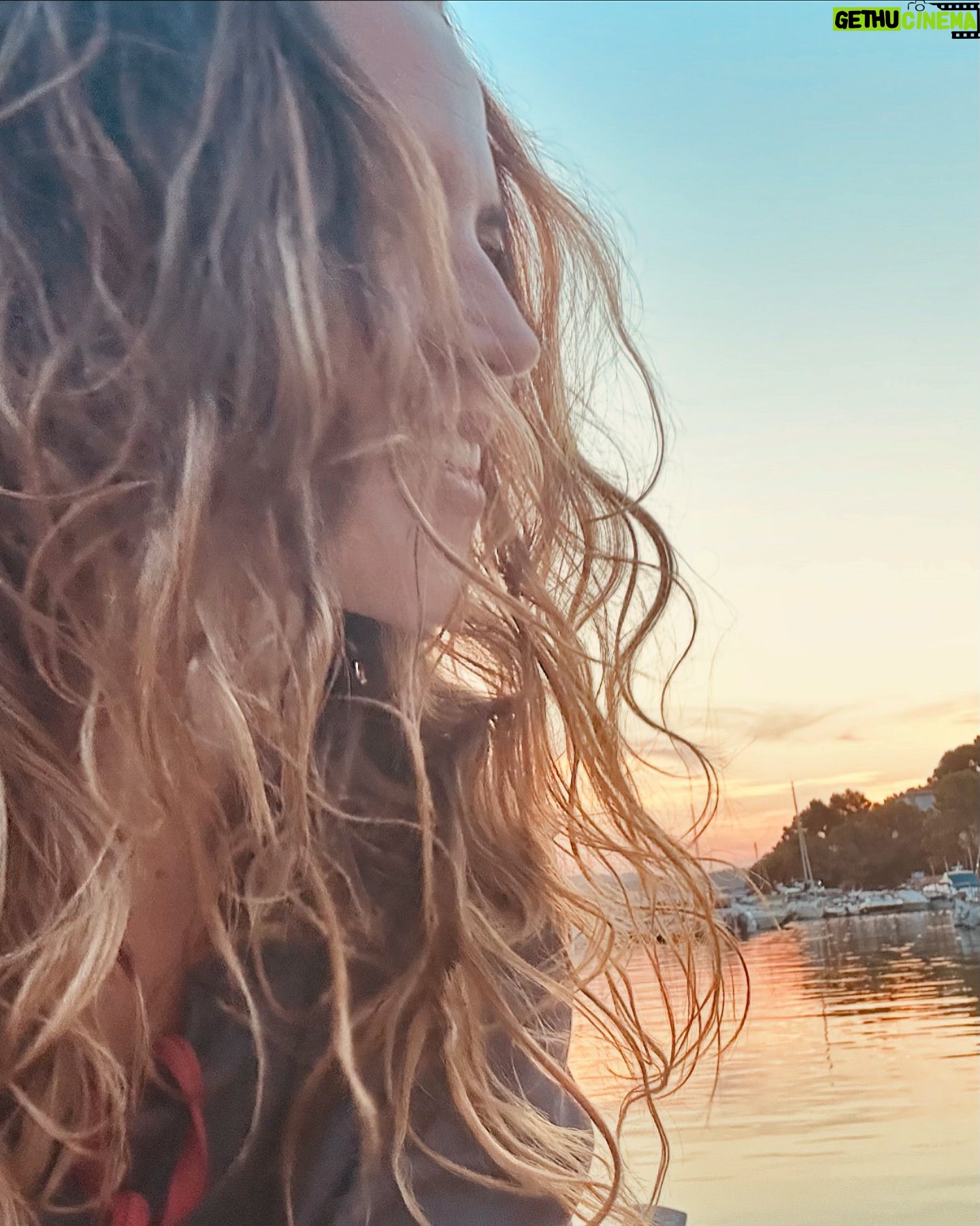 Ana Fernández - 15.6K Likes - Escapada al segundo hogar 🚤🐠
Viaje con mi 🐿️@nadiadesantiago90 , nombrada ya madrina oficial de @bonawa_es .
Siempre con @zelhotels 🩵
Días que nos debíamos y merecíamos.