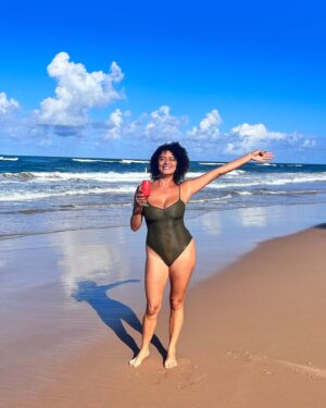 Ana Flavia Cavalcanti Instagram - Viva a Vida! 
Viva a Bahia!
Viva a Saúde!
Vivas as mães!
Viva as medalhas!
Viva as filhes!
Viva as filhas!
Viva os filhos!

Tá diferente. Meu pai me ligou nesse aniversário.

Te amo Pai, bença!