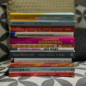 Ana Garcia Martins Instagram - 💥ALERTA PASSATEMPO💥 São livros, senhores, são livros, e estão prontinhos a rumar às vossas casas. Vou sortear quatro vencedores e só têm de:
1- Seguir @apipocamaisdoce e fazer gosto nesta publicação 
2- Identificar um amigo nos comentários 
Podem participar as vezes que quiserem, até dia 1 de Setembro, desde que identifiquem sempre amigos diferentes. Boa sorteeeeeeee!