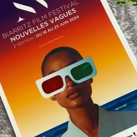 Ana Girardot - 6.1K Likes - La deuxième édition du @festivalnouvellesvagues c’est terminée!
Je veux exprimer très fort à quel point je suis heureuse, en joie, fière du résultat de cette année de travail.
Je suis impressionnée par le travail collectif que demande cette manifestation culturelle à Biarritz!
Heureuse de cette semaine de découverte de films extraordinaires, d’invités heureux d’être là et de partager leurs films, d’un jury si international et uni, bienveillant si bonne vibe, d’un public cinéphile, curieux, chaleureux! J’aime l’équipe avec qui l’on fabrique ce festival et je suis si reconnaissante de tous les partenaires qui nous accompagnent.
Ce festival parle de la jeunesse, de l’âge des possibles, de ce moment dans la vie où l’on se dresse pour soi même, où l’on devient. Il ouvre le débat sur la façon dont on perçoit le monde et l’endroit où l’on peut se retrouver. Il est et doit rester un lieu d’échange et de partage❤️
Merci à la ville de Biarritz et les biarrots pour leur accueil, ce festival s’imprègne du magnifique adn de la ville et j’espère sincèrement qu’au fur et à mesure il s’intègrera de façon naturelle dans l’Adn de Biarritz
Milesker hanitz! Et à l’année prochaine 🌊
Merci à @jeromepulis pour l’invitation à ce voyage il y a trois ans
@sandrinebrauer @lili_h_instinct_ @laurence_churlaud @chanelofficial @canalplus @ville2biarritz @icart_officiel @hoteldupalais @leroyalcinema_biarritz et tous les autres ❤️
Merci à @reddoge pour toutes les photos !
Et @oscarinhos pour le soutien de tous les jours ❤️