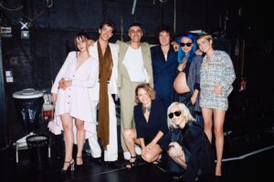 Ana Girardot Instagram - La deuxième édition du @festivalnouvellesvagues c’est terminée! 
Je veux exprimer très fort à quel point je suis heureuse, en joie, fière du résultat de cette année de travail. 
Je suis impressionnée par le travail collectif que demande cette manifestation culturelle à Biarritz! 

Heureuse de cette semaine de découverte de films extraordinaires, d’invités heureux d’être là et de partager leurs films, d’un jury si international et uni, bienveillant si bonne vibe, d’un public cinéphile, curieux, chaleureux! J’aime l’équipe avec qui l’on fabrique ce festival et je suis si reconnaissante de tous les partenaires qui nous accompagnent.

Ce festival parle de la jeunesse, de l’âge des possibles, de ce moment dans la vie où l’on se dresse pour soi même, où l’on devient. Il ouvre le débat sur la façon dont on perçoit le monde et l’endroit où l’on peut se retrouver. Il est et doit rester un lieu d’échange et de partage❤️ 
Merci à la ville de Biarritz et les biarrots pour leur accueil, ce festival s’imprègne du magnifique adn de la ville et j’espère sincèrement qu’au fur et à mesure il s’intègrera de façon naturelle dans l’Adn de Biarritz 

Milesker hanitz! Et à l’année prochaine 🌊 

Merci à @jeromepulis pour l’invitation à ce voyage il y a trois ans 
@sandrinebrauer @lili_h_instinct_ @laurence_churlaud @chanelofficial @canalplus @ville2biarritz @icart_officiel @hoteldupalais @leroyalcinema_biarritz et tous les autres ❤️

Merci à @reddoge pour toutes les photos !
Et @oscarinhos pour le soutien de tous les jours ❤️