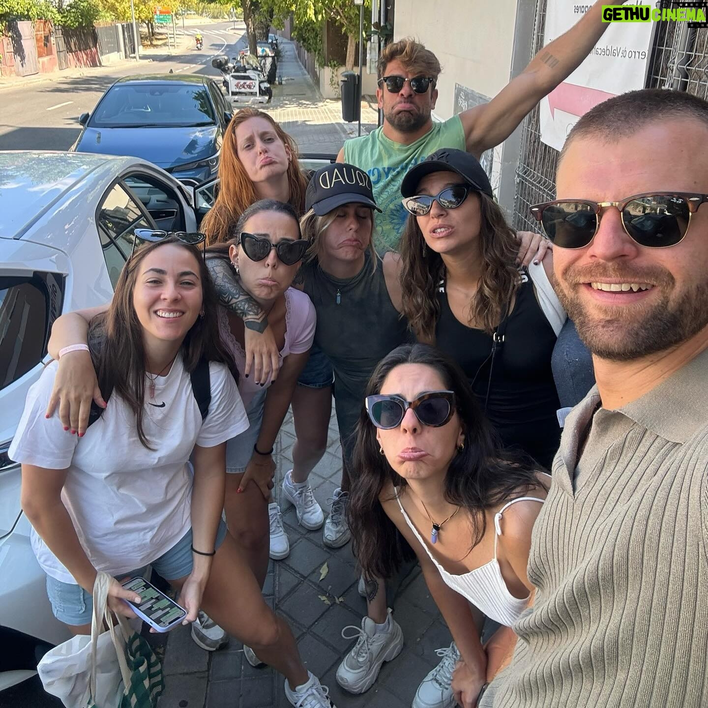 Ana Guerra - 20K Likes - Entonces llegaron, Barcelona, Badajoz, Murcia, Mallorca y Tenerife solamente con un propósito, despedir y cerrar una puerta cargada de historias.
Cansada de aguantar mi propio éxtasis, aporrearon mi puerta 7 almas ilusionadas con un millón de planes aún por descubrir.
De repente, 8 sonrisas.
Maquillaje, la brisa en la cara, María Pelae y dos coches camino a villa paraíso.
Entre el blanco y el negro, la primera sorpresa con corazones en los ojos.
La música suena sin parar recordándonos que cualquier tiempo pasado nos parece mejor pero sabiendo que el momento presente sería inigualable.
Una mesa larga y un robot que nos devolvía la inocencia.
Plastelina, gafas para no ver y un dado cargado de competitividad.
Nata en los ojos, colirio.
A soñar…
Bostezos y abrazos matutinos con un café con sal.
La música no ha parado de sonar y los ojos de reír.
El talento culinario llega a nuestras bocas con el más increíble de los manjares.
El perfecto maridaje entre nuestros paladares llegó con la despedida de lo encantos y desencantos de mi vida pasada.
Pasé de ser Úrsula a Ariel mordiendo manzanas y poniendo zapatos a mis princesas y príncipes, para nada normativos.
4 bailes y un karaoke
A soñar…
Cargados de nostalgia anticipada recogimos los pedazos de nuestros recuerdos que quedaron en la arena
La tristeza, propia del adiós, quiso apoderarse de nosotros pero le recordamos que ella no existiría sin la alegría de lo que habíamos vivido y de lo que nos queda por vivir.
Un gran abrazo amigxs.
Nos vemos para abrir la próxima puerta juntos.
Os quiero, os quise y os querré siempre 🩵