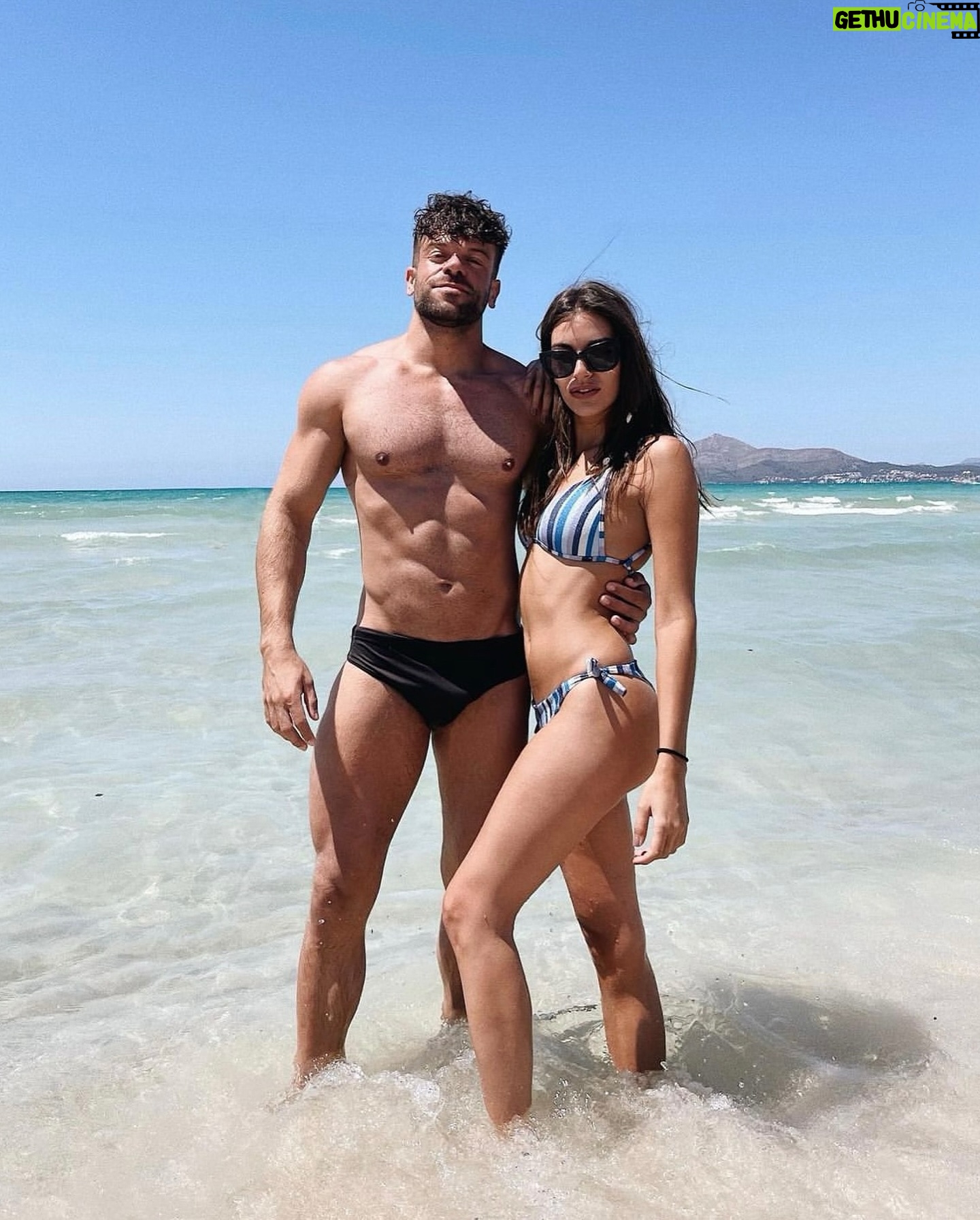Ana Guerra - 41.4K Likes - Entre una foto y otra han pasado tres años, una pedida de mano y tres colonoscopias. Adivinad de quién es quién.