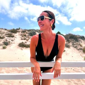 Ana Milán Instagram - La libertad del verano. No saber qué día es. Agosto tiene el don de parecer eterno y por ahora me voy a dejar engañar.
Porque no hay verano sin Cádiz. Porque no hay otro atardecer como los de Sancti Petri.
Porque mi segunda casa siempre será @palaciodesanctipetrigranmelia y su gente…
Año tras año, no falla.