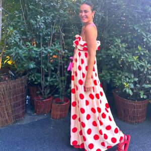 Ana Milán Instagram - Un vestido de lunares, desayunar con mi amigo Javi y cambiar de tema hasta no llegar a ninguna conclusión, comprar flores escogidas con mimo, bailar en la calle como si nadie te viera o fantasear sobre cómo sería mi casa en el campo. Maneras de ser feliz. 🤍
👗 @companiafantastica 
🥿 @nomadicstateofmindspain 
💎 @pdpaola_jewelry 
👜 @parfois