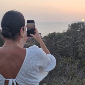 Ana Milán Instagram - Hay pocas sensaciones mejores que llegar donde te esperan. Estar donde te quieren. Encontrar familia.
Mis queridos Elena, Jaime, Laura, mini Jaime, Fran, Manuela, GRACIAS. Por los mimos, las risas, los atardeceres y las ensaimadas. Os quiero muchísimo y vuestra amistad me honra…
Aún no me he ido y ya quiero volver.
❤️
