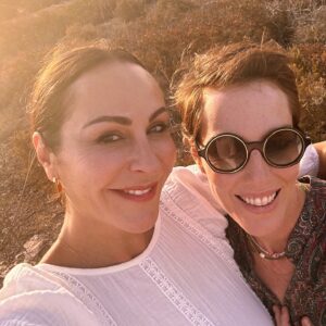 Ana Milán Instagram - Hay pocas sensaciones mejores que llegar donde te esperan. Estar donde te quieren. Encontrar familia.
Mis queridos Elena, Jaime, Laura, mini Jaime, Fran, Manuela, GRACIAS. Por los mimos, las risas, los atardeceres y las ensaimadas. Os quiero muchísimo y vuestra amistad me honra…
Aún no me he ido y ya quiero volver.
❤️