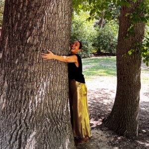 Ana Milán Instagram - Hoy he llegado a la conclusión que para ser feliz hay que ser un poco tonto, un poco sinvergüenza, un poco inconsciente, bailar en sitios donde no corresponde, flipar con la inmensidad de algunos árboles y rendirles respeto, despeinarse, comer a deshoras, perder el equilibrio, saberse canciones que hablen de ti y pasear despacio con quien puedas hablar entre risas…