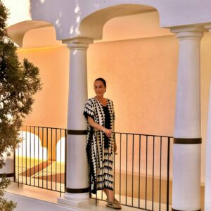Ana Milán Instagram - Cinco días de vacaciones dan para mucho, puedes planear milagros, pensar en qué sitio de costa vivirías,
charlar sobre cómo saludarías a los extraterrestres cuando vengan, hablar mientras se come de lo bien que se come en este santo país, soñar con amores que duren muchos veranos y celebrar cumpleaños. Cinco días pueden ser una vida completa, dependiendo siempre de con quien los pases…