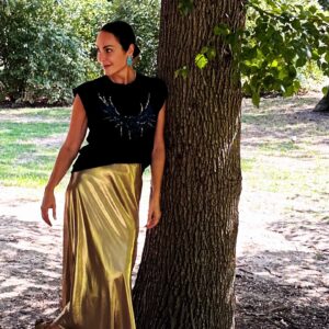 Ana Milán Instagram - Hoy he llegado a la conclusión que para ser feliz hay que ser un poco tonto, un poco sinvergüenza, un poco inconsciente, bailar en sitios donde no corresponde, flipar con la inmensidad de algunos árboles y rendirles respeto, despeinarse, comer a deshoras, perder el equilibrio, saberse canciones que hablen de ti y pasear despacio con quien puedas hablar entre risas…