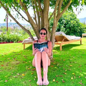 Ana Milán Instagram - Quizá la felicidad sea cuidar a gente que te cuida. 
Quizá la tranquilidad sea la nueva felicidad.
Quizá el lujo sean noches frescas en julio y piscinas de las que no quieres salir. 
Una cosita a todos los que formáis el equipo de @la.zambra sois increíbles, gracias por tanta amabilidad y por hacer las cosas tan bien. 
El mítico hotel Byblos por fin ha abierto sus puertas, diez años esperando este momento…
Mi adolescente siempre quiso venir aquí y mi adulta se lo está gozando…