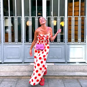 Ana Milán Instagram - Un vestido de lunares, desayunar con mi amigo Javi y cambiar de tema hasta no llegar a ninguna conclusión, comprar flores escogidas con mimo, bailar en la calle como si nadie te viera o fantasear sobre cómo sería mi casa en el campo. Maneras de ser feliz. 🤍
👗 @companiafantastica 
🥿 @nomadicstateofmindspain 
💎 @pdpaola_jewelry 
👜 @parfois