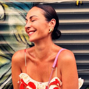 Ana Milán Instagram - Un vestido de lunares, desayunar con mi amigo Javi y cambiar de tema hasta no llegar a ninguna conclusión, comprar flores escogidas con mimo, bailar en la calle como si nadie te viera o fantasear sobre cómo sería mi casa en el campo. Maneras de ser feliz. 🤍
👗 @companiafantastica 
🥿 @nomadicstateofmindspain 
💎 @pdpaola_jewelry 
👜 @parfois