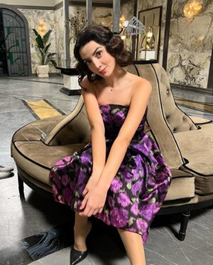 Ana Pau Castell Instagram - HOY hay estreno 🎬💚!!! Tenemos el lanzamiento de la serie ‘El Conde: Amor y Honor’ por @telemundo…mi personaje, Dolores, es una cosaaaa bárbara ¡Cuéntenme qué les parece la serie! 
.

Today is the premiere of the series @elcondelaserie on Telemundo! My character, Dolores, is the best…let me know what you think of the show! 🎞️

gracias infinitas @xcantuarias22 @karenbarroeta  @ssmester @ronalddaym 

los direcs @felipeaguilardulce @soyvaroni @gavidia.danny
