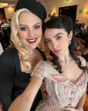 Ana Pau Castell Instagram - HOY hay estreno 🎬💚!!! Tenemos el lanzamiento de la serie ‘El Conde: Amor y Honor’ por @telemundo…mi personaje, Dolores, es una cosaaaa bárbara ¡Cuéntenme qué les parece la serie! 
.

Today is the premiere of the series @elcondelaserie on Telemundo! My character, Dolores, is the best…let me know what you think of the show! 🎞️

gracias infinitas @xcantuarias22 @karenbarroeta  @ssmester @ronalddaym 

los direcs @felipeaguilardulce @soyvaroni @gavidia.danny