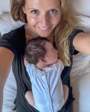 Ana Sofia Cardoso Instagram - Aqui sim está calor 😂
🩷💥
#babygirl #babylove #mybaby #mysweetheart #babylove #baby