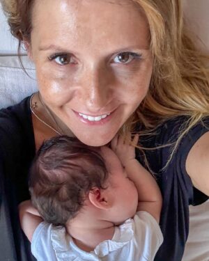 Ana Sofia Cardoso Instagram - Aqui sim está calor 😂
🩷💥
#babygirl #babylove #mybaby #mysweetheart #babylove #baby