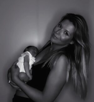 Ana Sofia Cardoso Instagram - Tem sido muito mimo. Muito colo. Muita maminha. Muita pele com pele. Muito carinho. Muito amor. Adoro a fase de recém-nascido: o cheiro, a fragilidade…. Tudo ❤️ Podia ser sempre assim. A aproveitar cada instante! Quero mais e mais e mais e minha Francisca 💫✨🌟⭐️
#babylove❤️ #babylovers #babygirl #lovetolive #livetolove #lovetoloveyoubaby