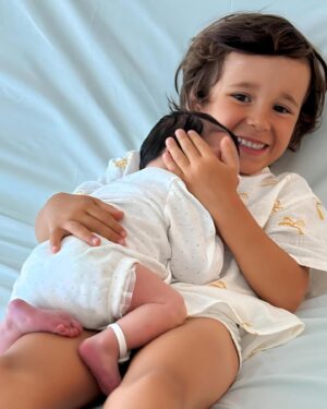 Ana Sofia Cardoso Instagram - O Lourenço decidiu Francisca e assim ficou 🩷
Difícil não fazer a vontade a um filho tão decidido 
#babylove #mybabygirl #babygirl #brotherandsister #brotherhood #brothersisterlove