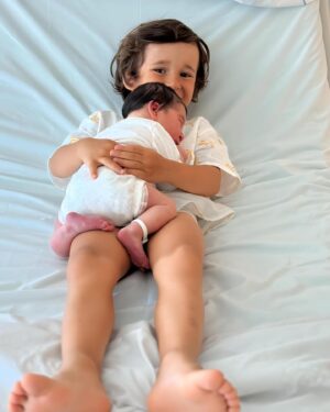 Ana Sofia Cardoso Instagram - O Lourenço decidiu Francisca e assim ficou 🩷
Difícil não fazer a vontade a um filho tão decidido 
#babylove #mybabygirl #babygirl #brotherandsister #brotherhood #brothersisterlove