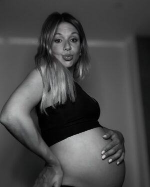 Ana Sofia Cardoso Instagram - E sem se saber como… chegamos às 41 semanas 
🩷🍀🎈
#babybumplove #babybump #lovemybelly #bellybump #pregnantbelly #pregnantlife #lovemybaby #babygirl #babylovers