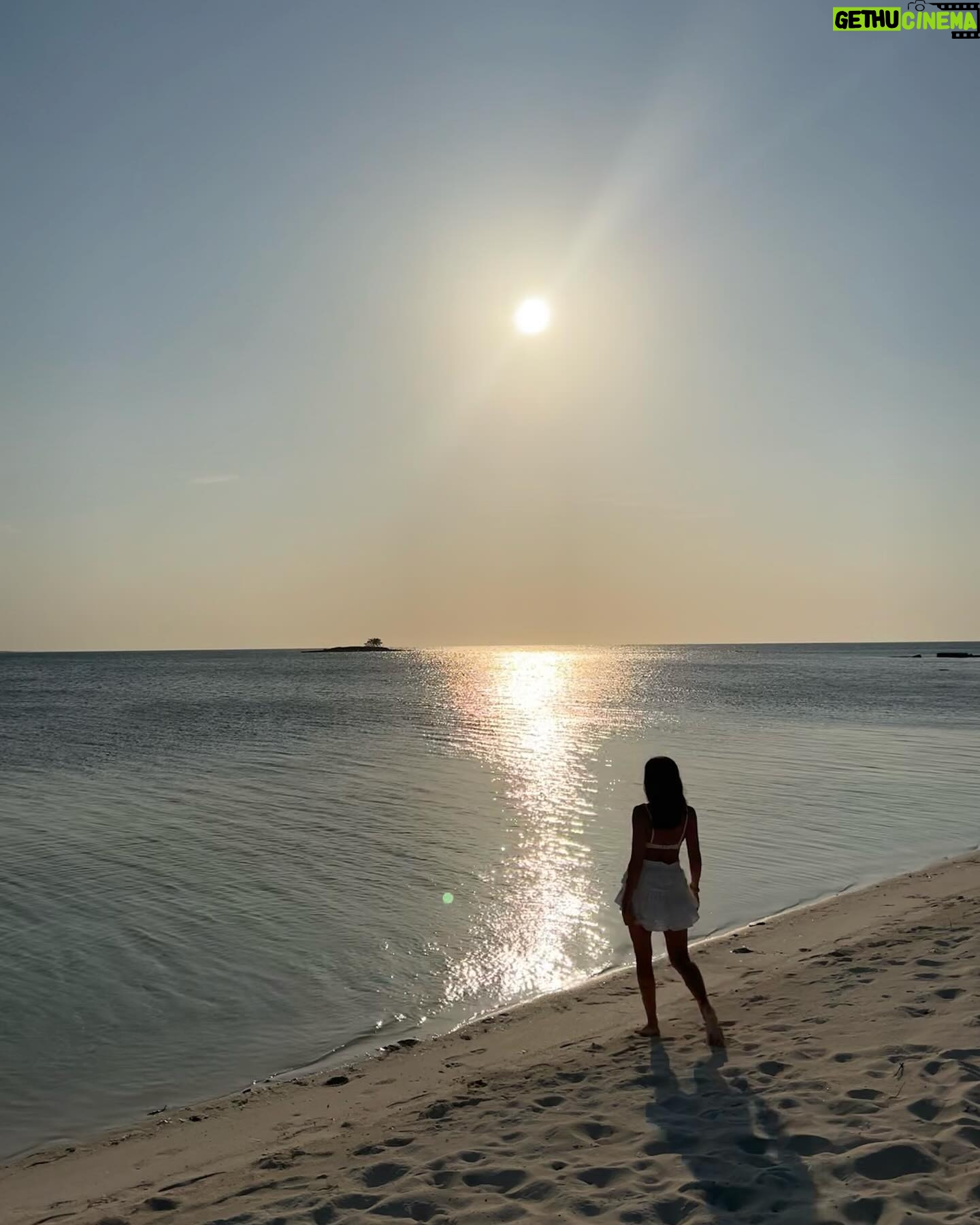 Ana de Armas - 2.2 Million Likes - ☀️🐚🤿🐠🦀🪼🧡