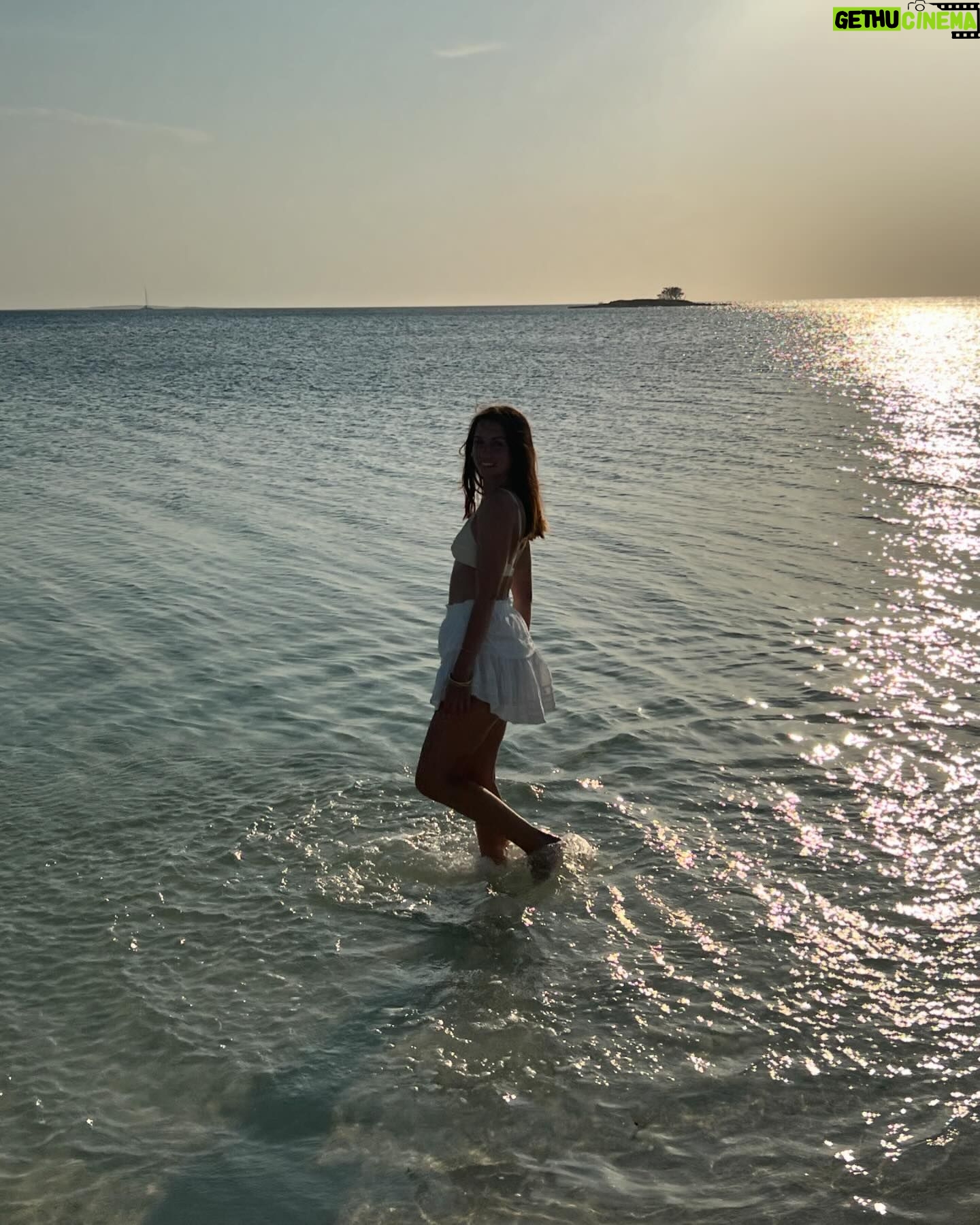 Ana de Armas - 2.2 Million Likes - ☀️🐚🤿🐠🦀🪼🧡