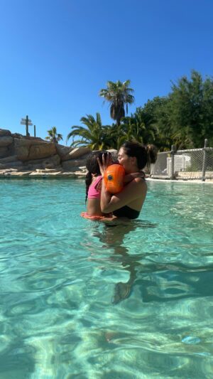 Anaïs Camizuli Instagram - Notre merveilleux séjour @hotel_cappirate 

Un endroit que je vous recommande pour vivre une expérience incroyable sur le thème des pirates 🏴‍☠️ 

Kessi avait les yeux pleins d’étoiles et Maman aussi . 

Un magnifique parc aquatique pour profiter des piscines, toboggans et spectacles. 

Merci encore, tout était parfait . 

À l’année prochaine 🖤

*invitation
