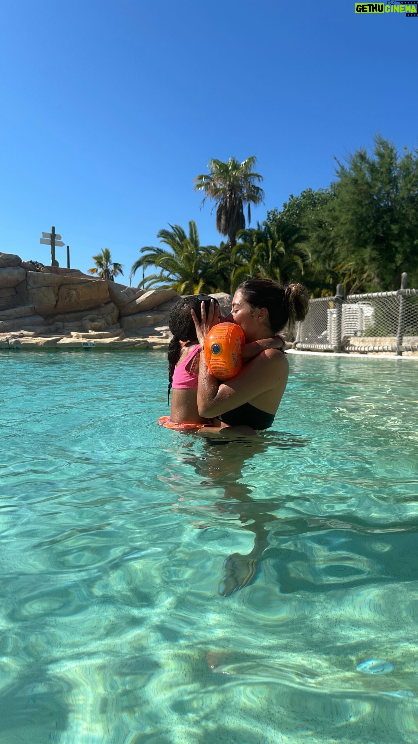Anaïs Camizuli - 2.5K Likes - Notre merveilleux séjour @hotel_cappirate
Un endroit que je vous recommande pour vivre une expérience incroyable sur le thème des pirates 🏴☠️
Kessi avait les yeux pleins d’étoiles et Maman aussi .
Un magnifique parc aquatique pour profiter des piscines, toboggans et spectacles.
Merci encore, tout était parfait .
À l’année prochaine 🖤
*invitation