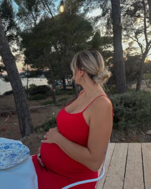 Anaïs Quadratus Instagram - Profiter de nos derniers moments à 2 avant l’arrivée de notre Gnocchi ❤️

Vous étiez stressés vous à l’arrivée de bébé ? Et votre mari se sentait comment ? Ici il y a juste de l’impatience 🙈

#couple #couplegoals #pregnant
