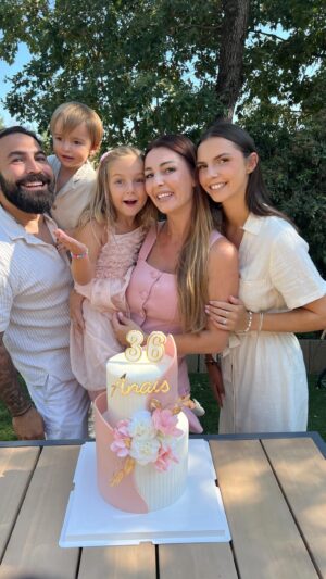 Anaïs Sanson Instagram - Mes 36 ans aujourd’hui et tellement fière de la famille que j’ai construit,un rêve éveillé🥹🤍✨

Je vous aime mes amours de ma vie💕

Incroyable gâteau de @mcgateauxmc 🤍🎂

#family#familylife#familyfirst#familyfun#birthday